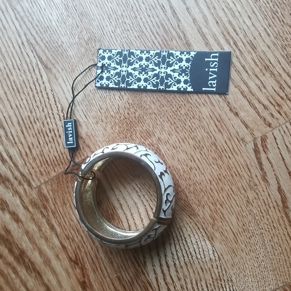 NWT Lavish Cuff Bracelet ❤ Gold and Cream ❤